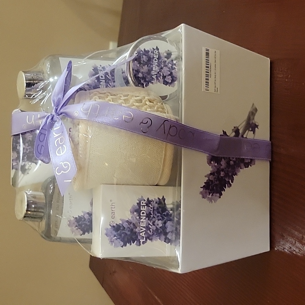 Body & Earth Bath Spa Gift Set in lavendar.  Six (6) piece set.